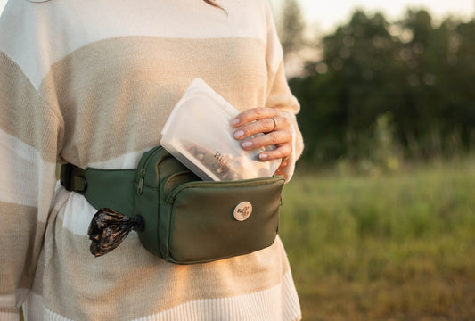 La pochette en silicone se glisse parfaitement dans le sac de promenade.